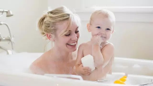 用香皂洗澡，别碰乳房是正确的！